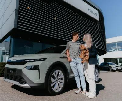 Jasper Philipsen met nieuwe Škoda Elroq samen met Lulu en Melanie Peetermans