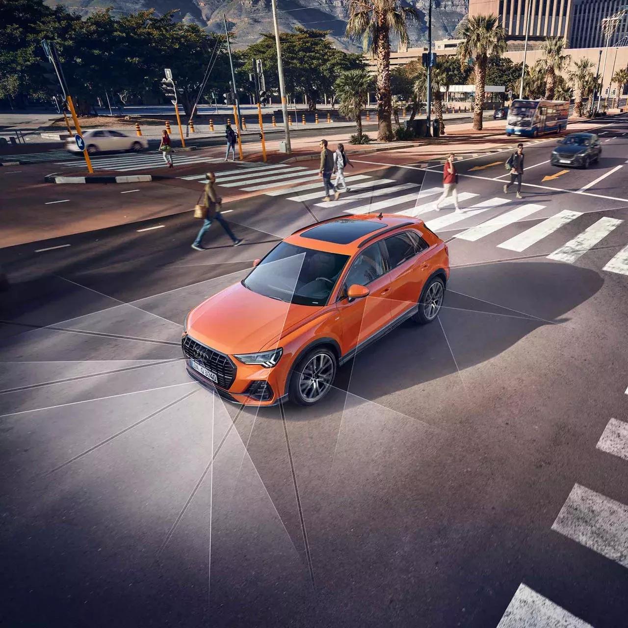 Audi Q3 oranje exterieur met rijhulpsysteem en adaptive cruise control