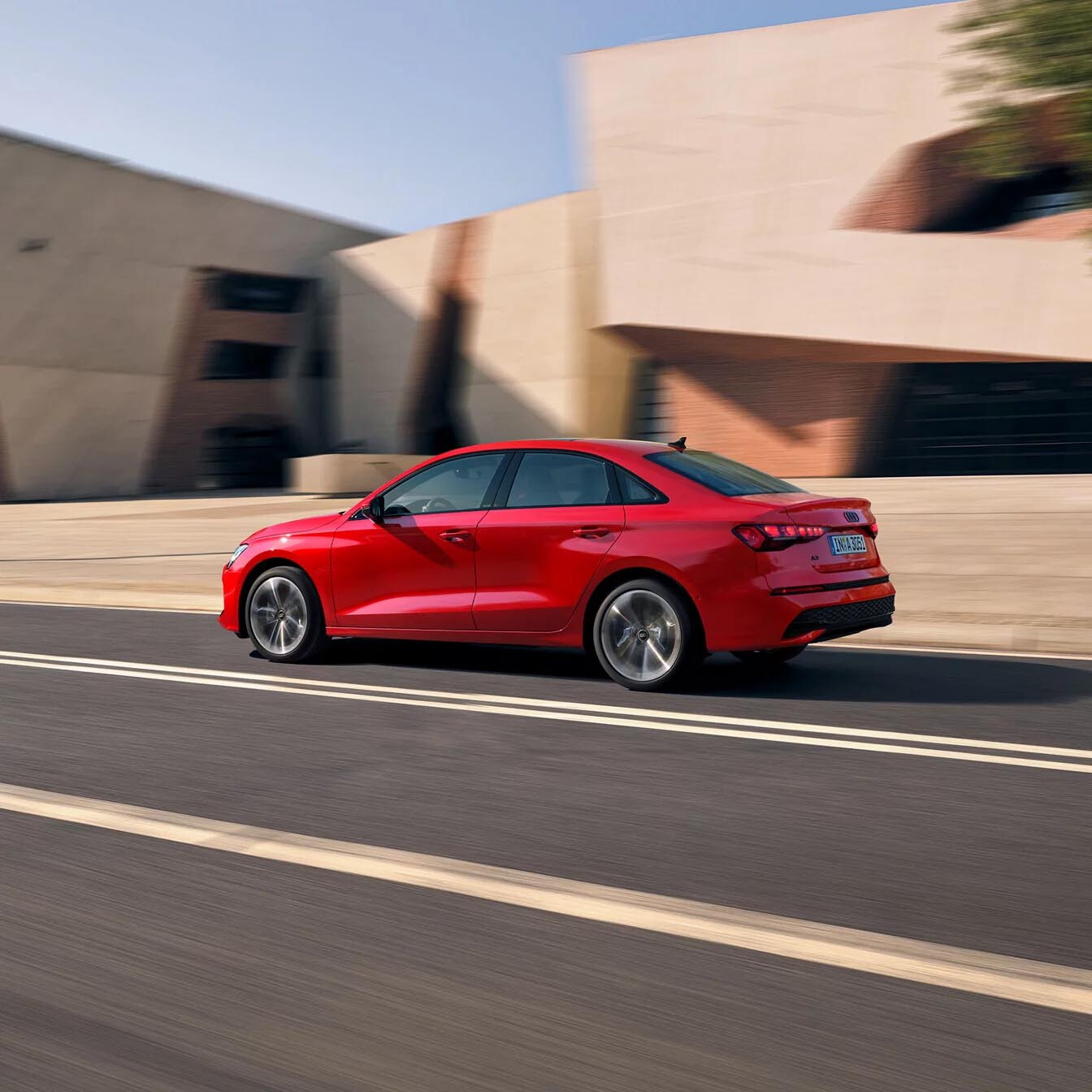 audi a3 berline exterieur rood zijaanzicht met dynamische achterlichten