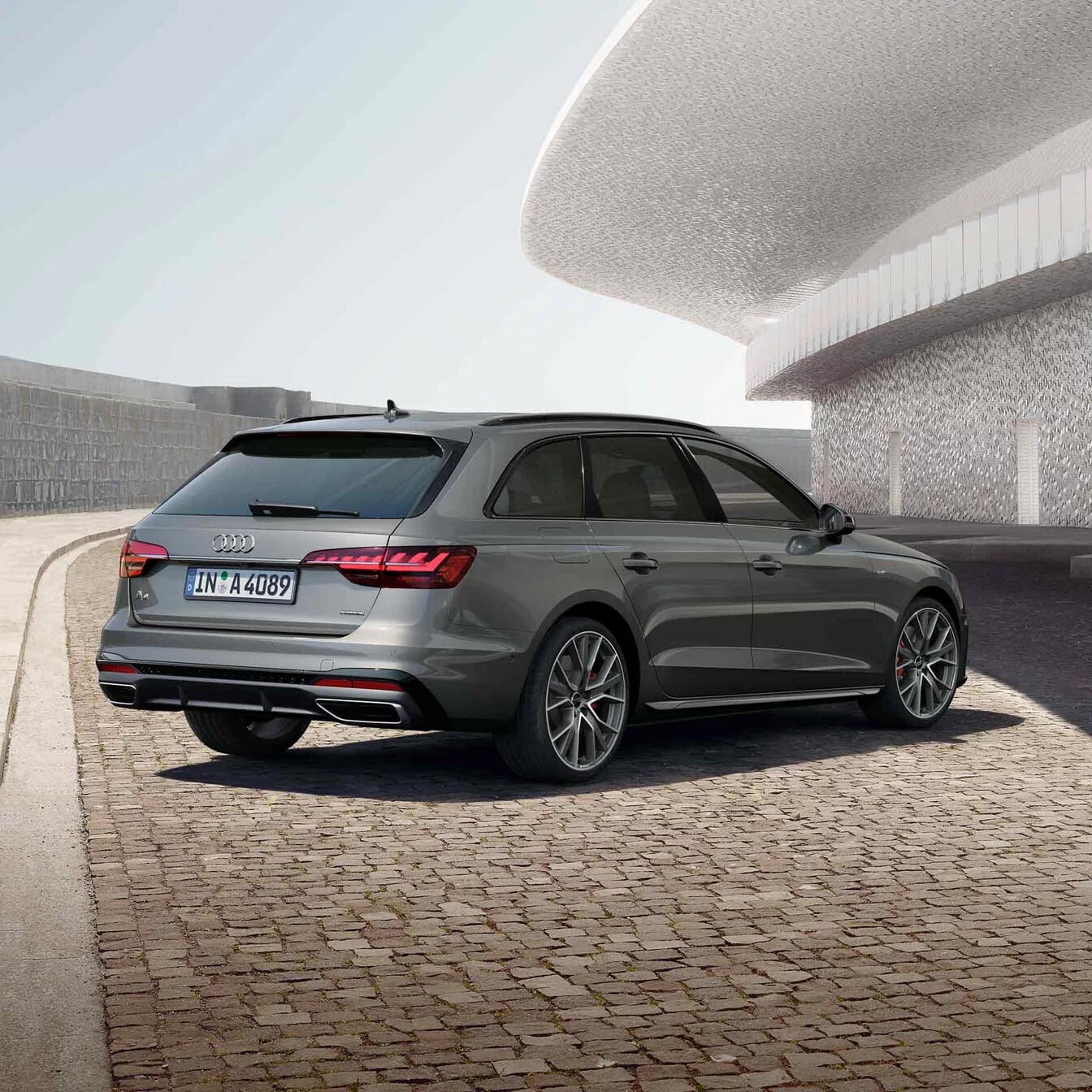 Audi A4 Avant grijs achterkant en achterlichten