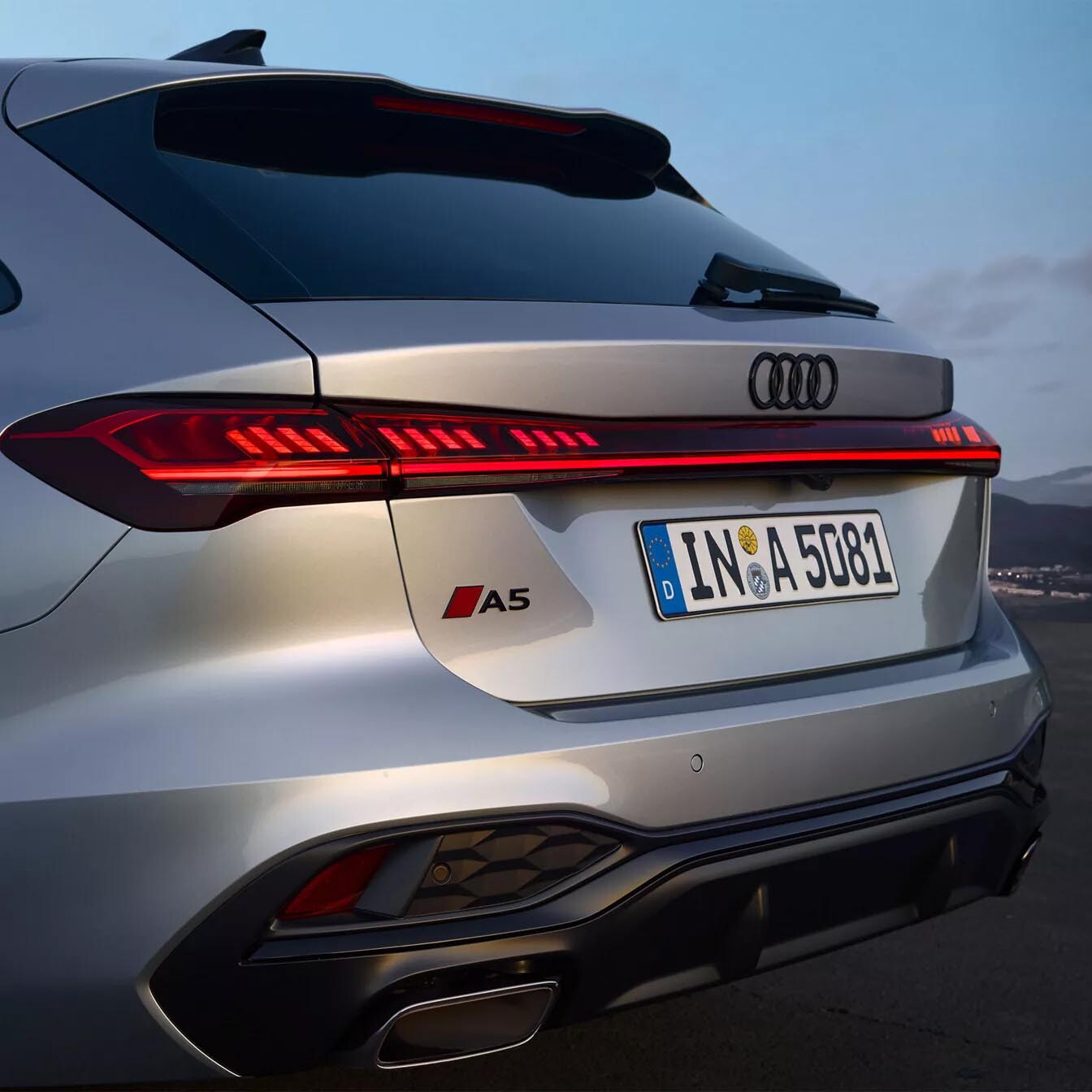 Audi A5 Avant grijd achterkant en achterlichten