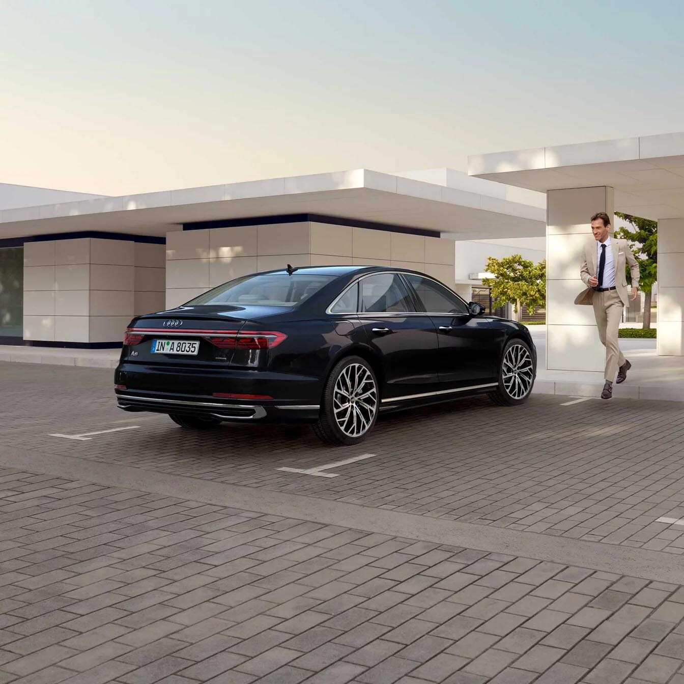 Audi A8 donker blauw met achterlichten