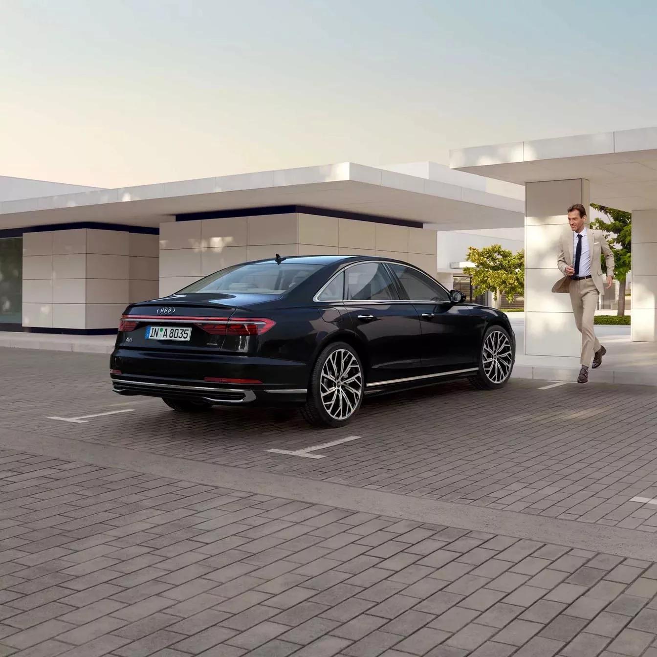 Audi A8 donker blauw met achterlichten