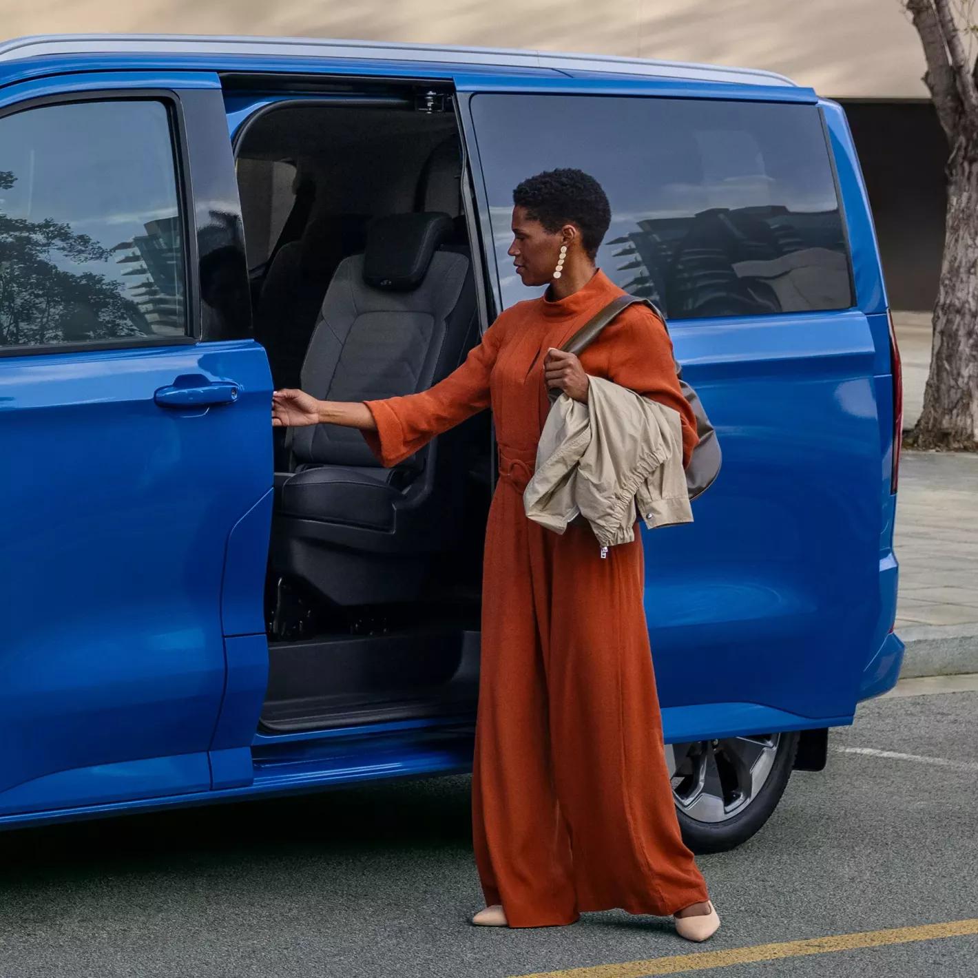 Blauwe Volkswagen Caravelle