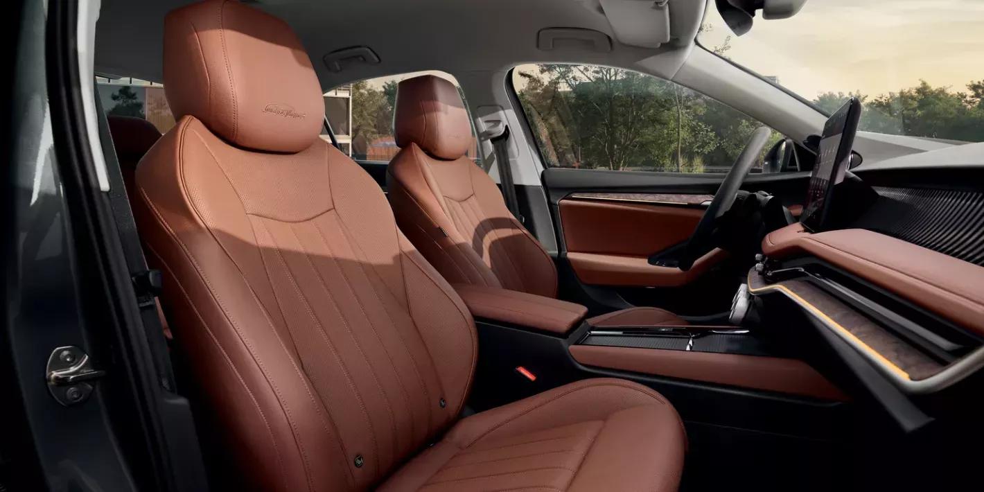 skoda superb combi iv interieur met bruine bekleding en infotainment