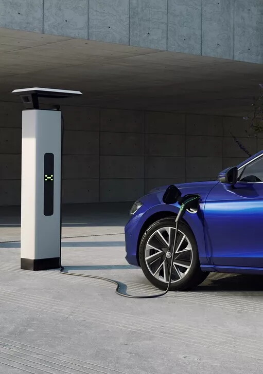 skoda superb combi iv exterieur blauw aan de laadpaal