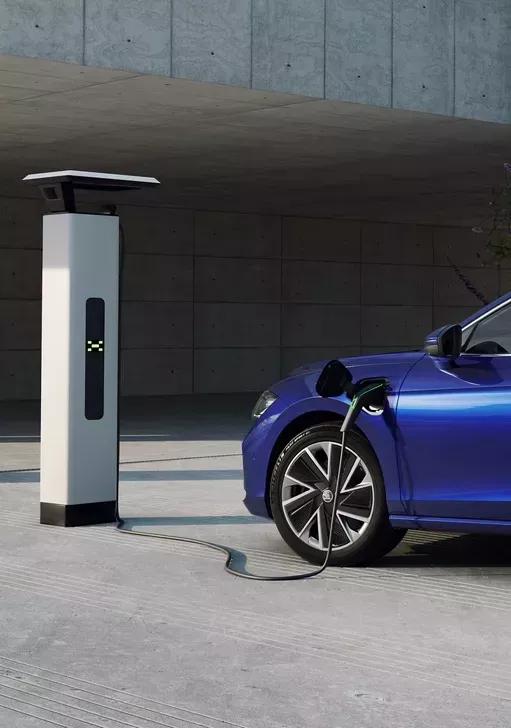 skoda superb combi iv exterieur blauw aan de laadpaal