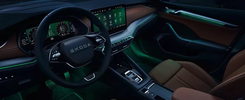 skoda octavia interieur met bruine bekleding met infotainment en stuur