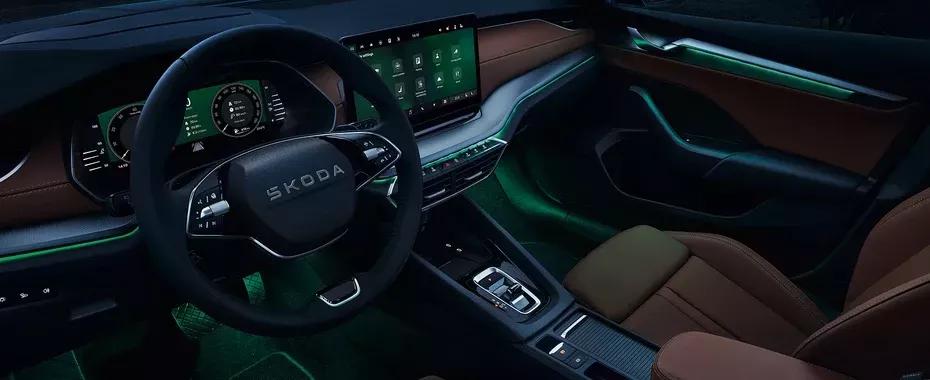 skoda octavia interieur met bruine bekleding met infotainment en stuur