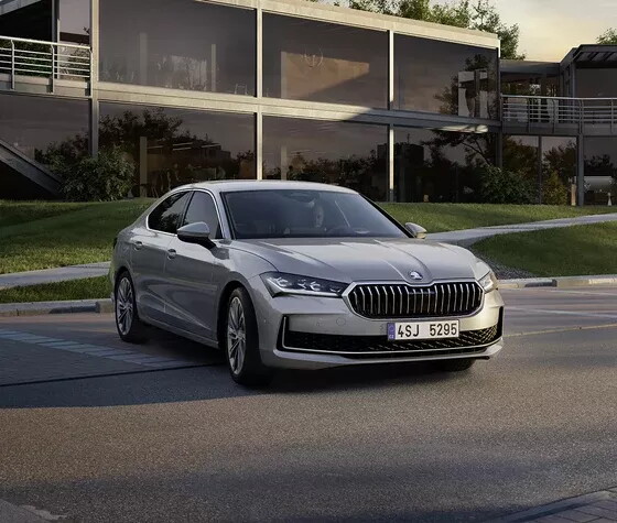 skoda superb limo l&k grijs exterieur