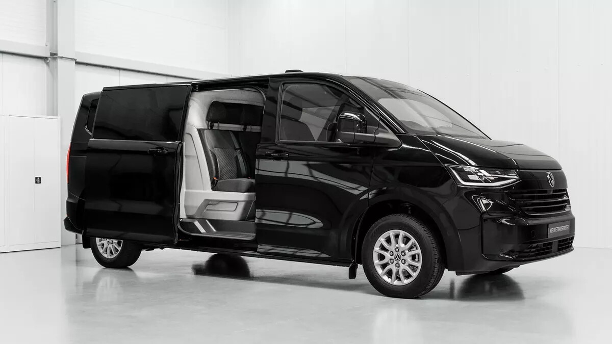 .Nieuwe Volkswagen transporter dubbele cabine in het zwart