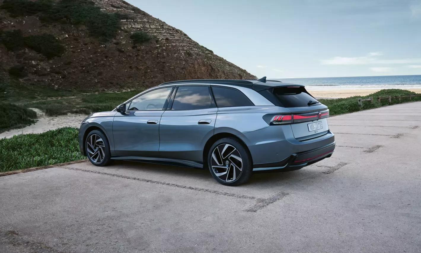 Blauwe Volkswagen ID.7 Tourer