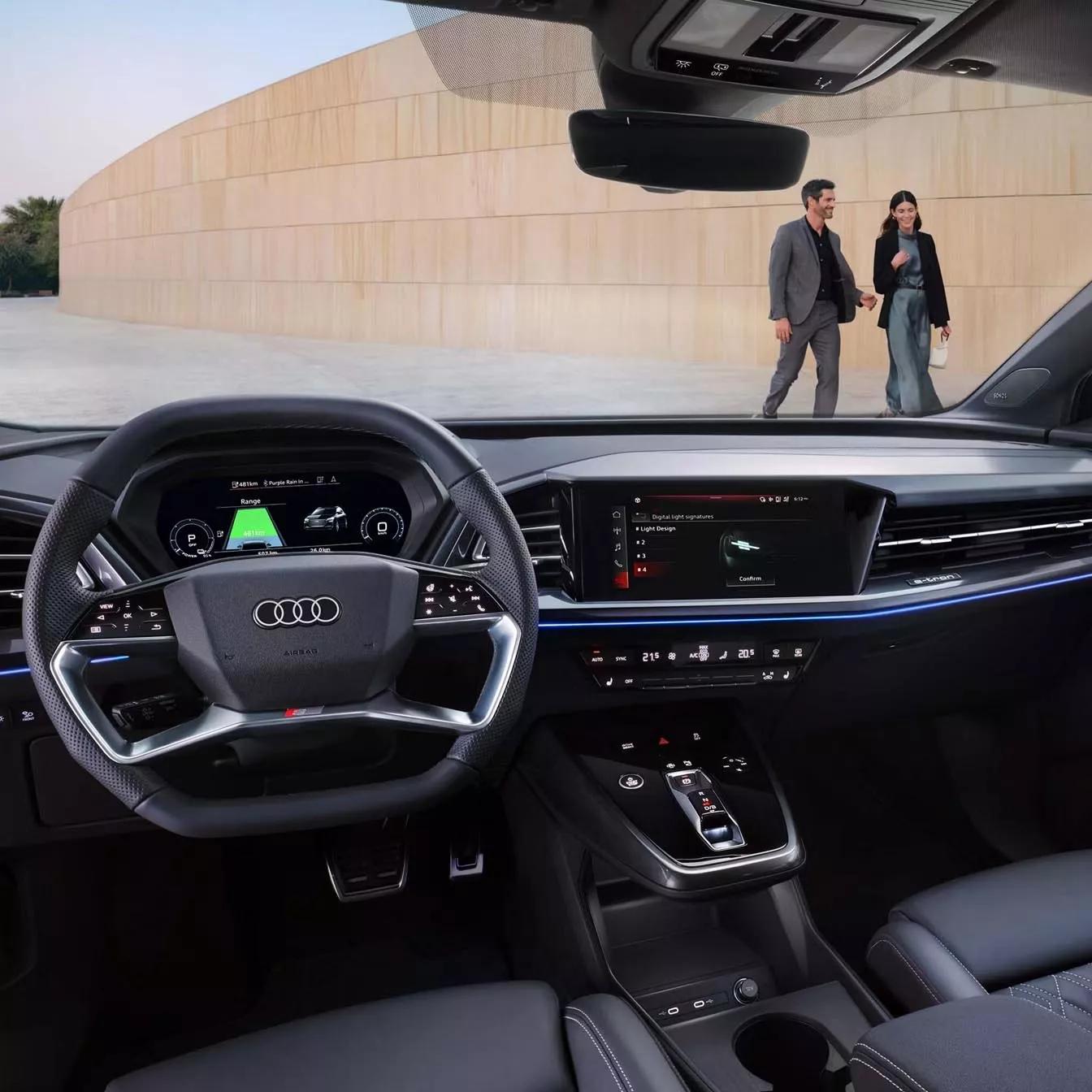 Audi Q4 e-tron interieur met zwarte bekleding en infotainment
