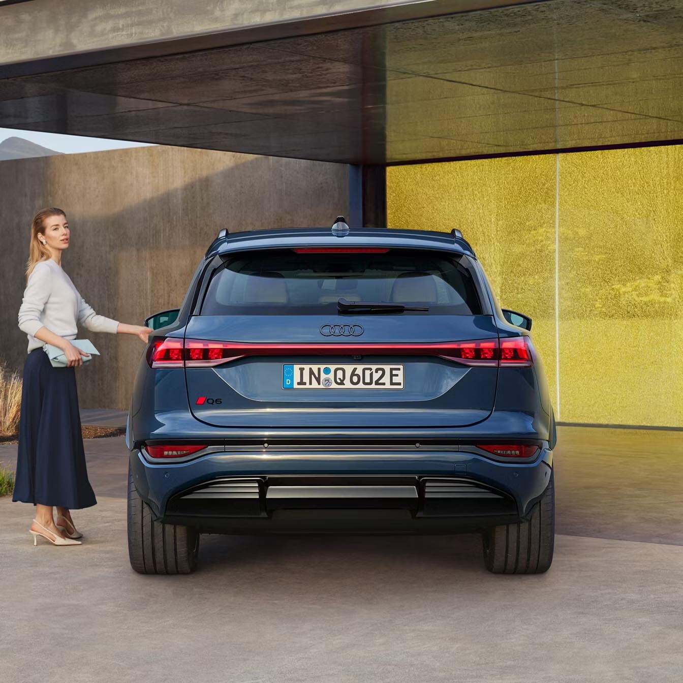Audi Q6 SUV e-tron achterkant blauw