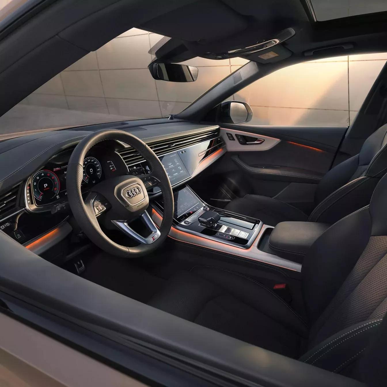 Audi Q8 Interieur met zwarte bekleding en infotainment