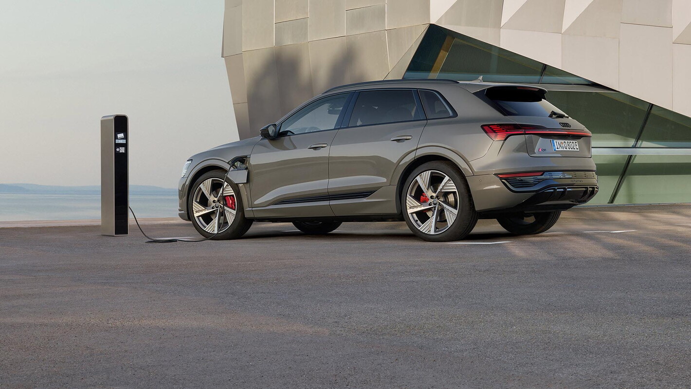 Audi Q8 e-tron exterieur grijs opladen