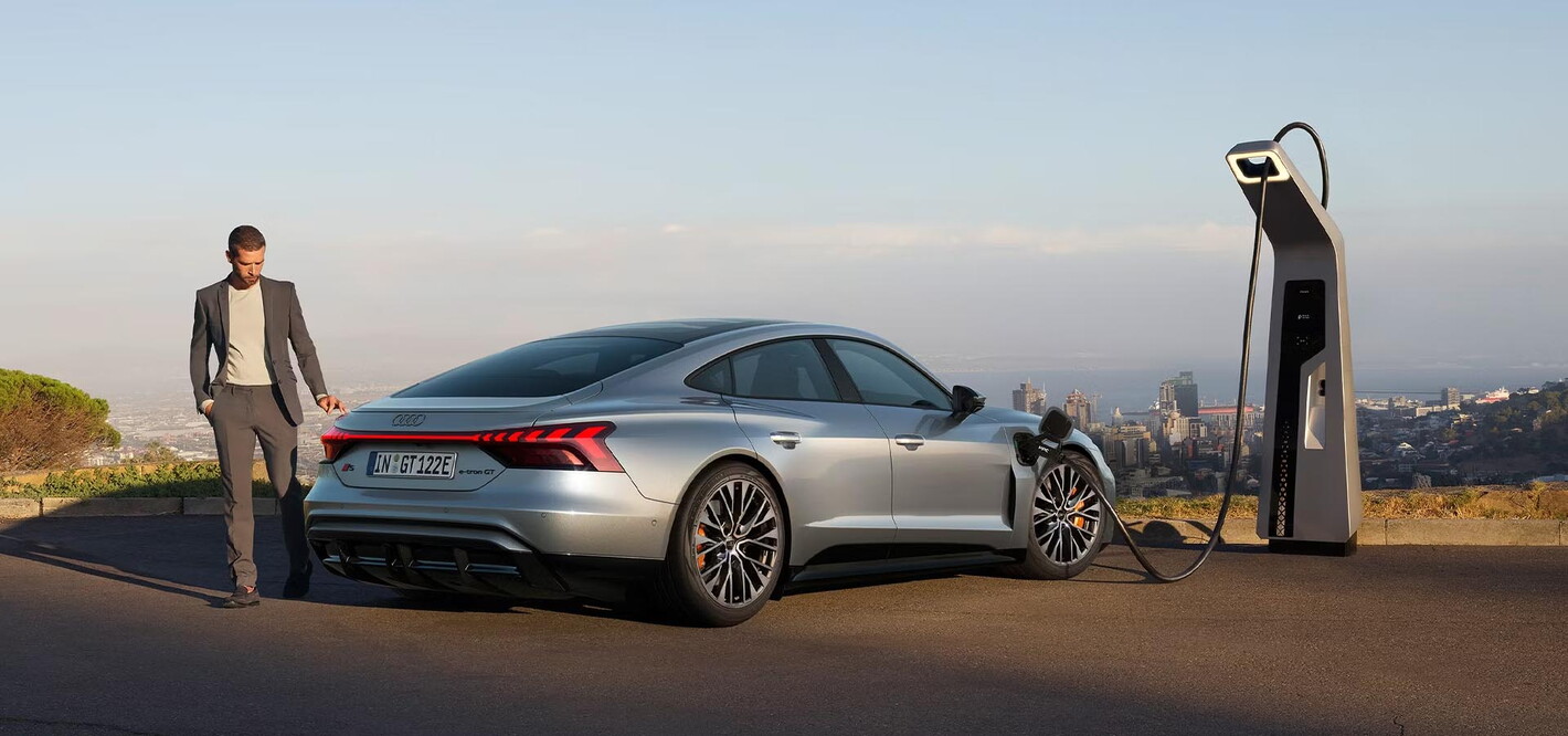 Audi s e-tron gt grijs en opladen