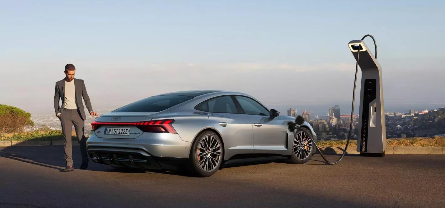 Audi s e-tron gt grijs en opladen
