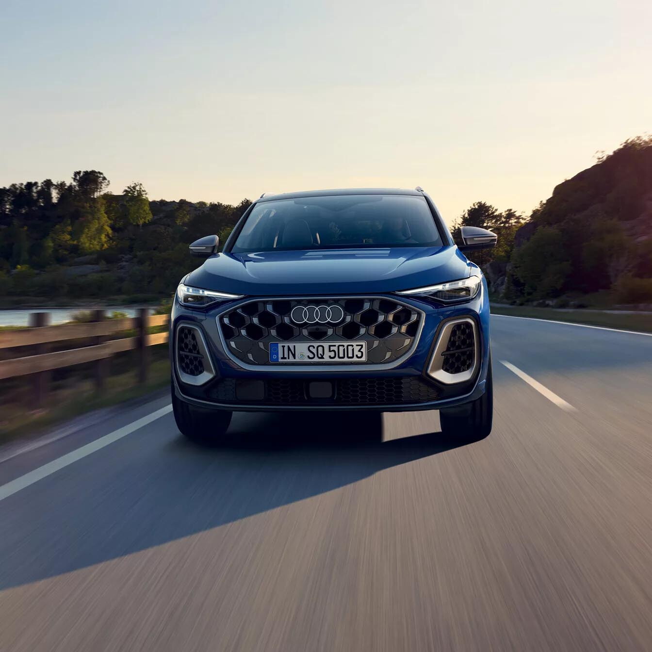 Audi Q5 Sportback blauw exterieur met een brede grille en dynamische koplampen