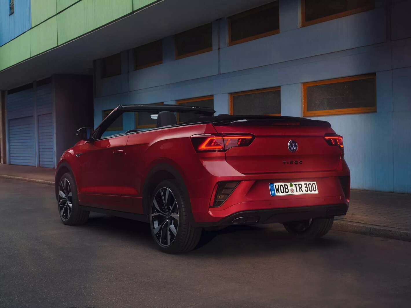 Achterkant rode Volkswagen T-Roc Cabrio