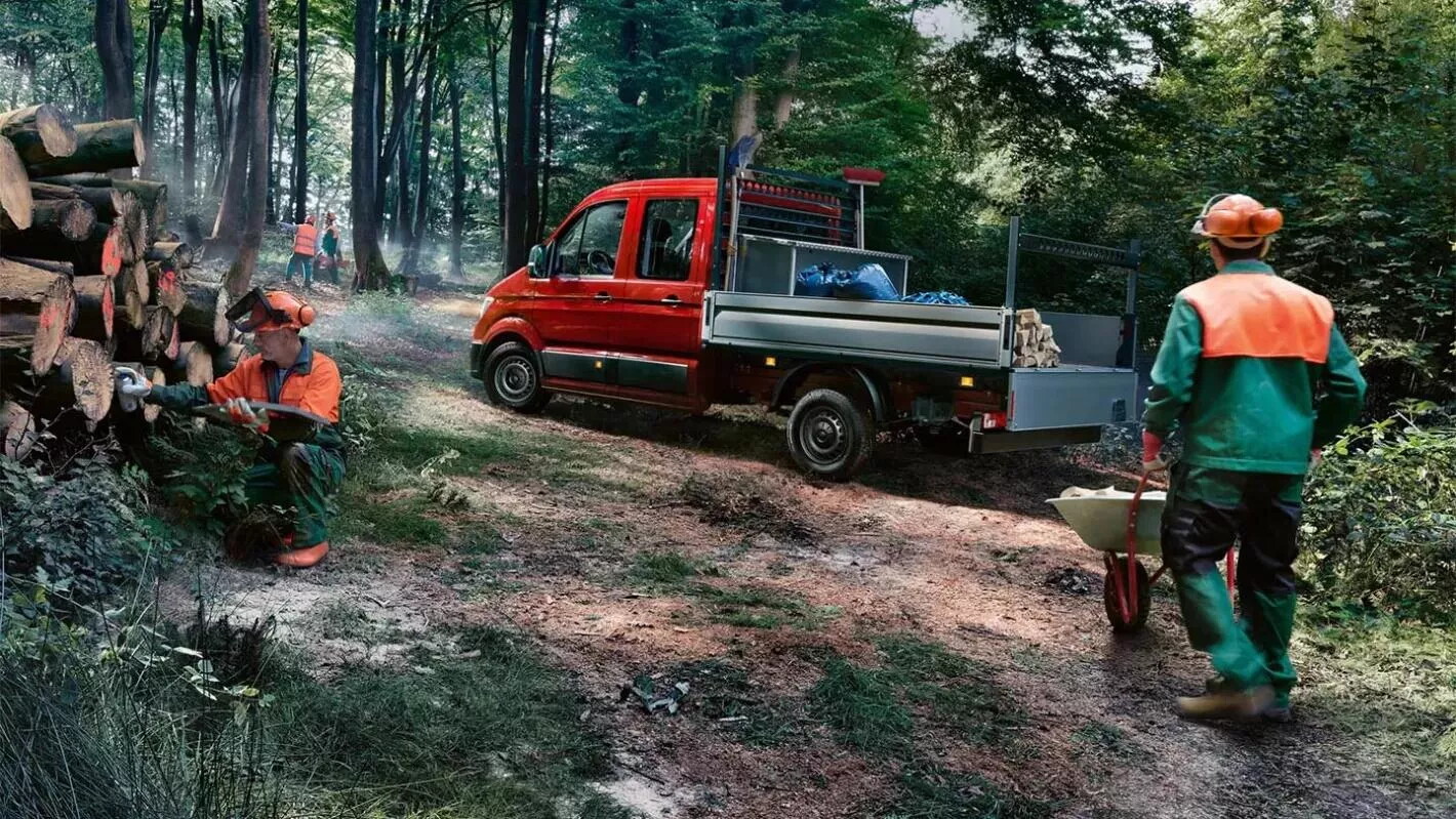 Volkswagen Crafter Pick-up in het bos