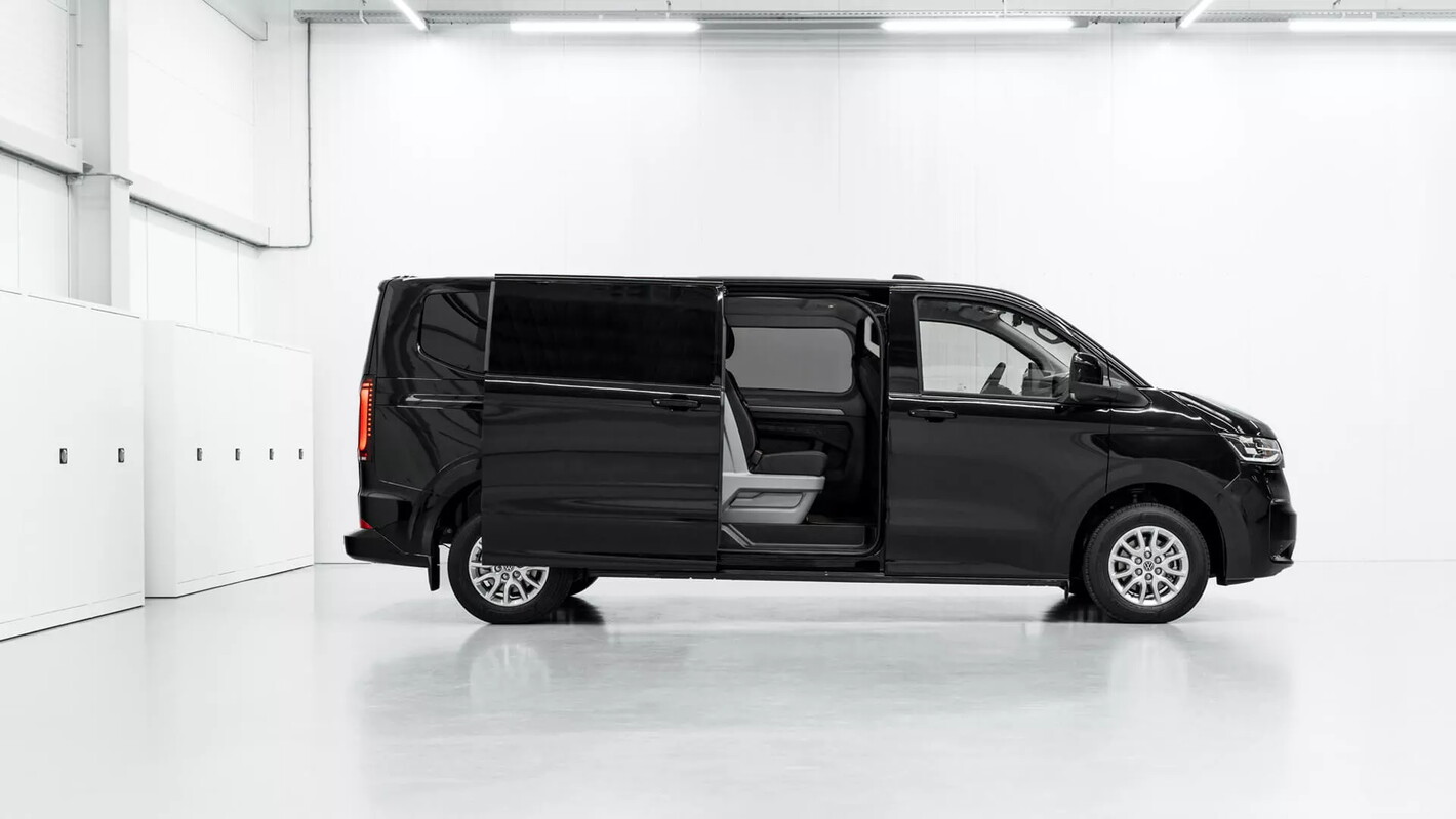 .Nieuwe Volkswagen transporter dubbele cabine in het zwart