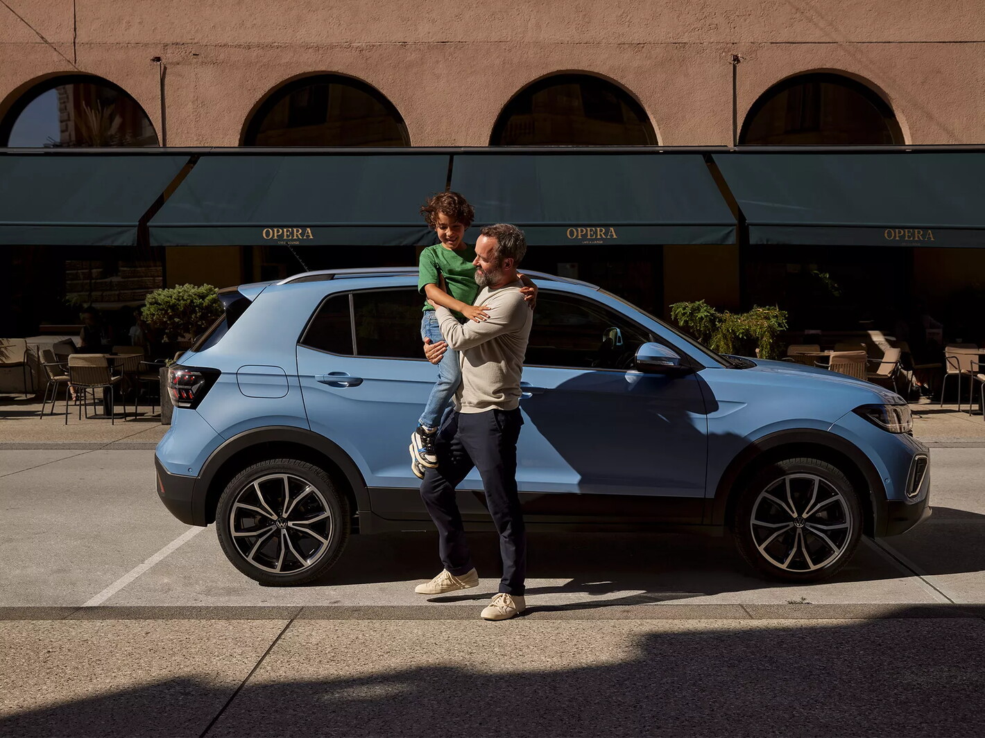 Volkswagen T-Cross met papa en kindje