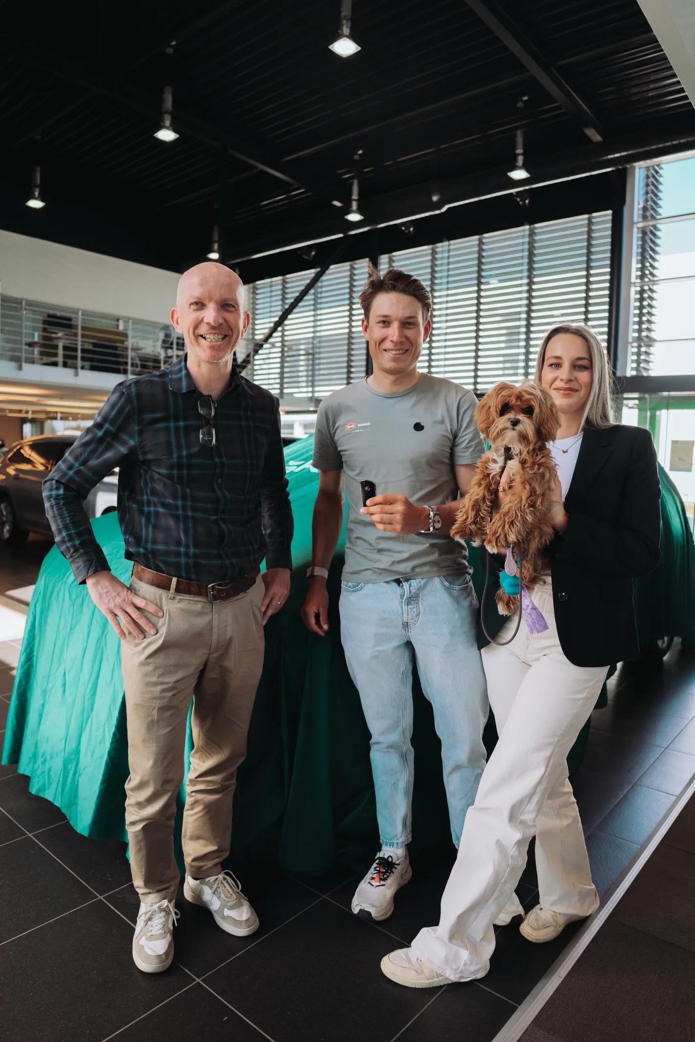 Jasper Philipsen met nieuwe Škoda Elroq samen met Lulu en Melanie Peetermans