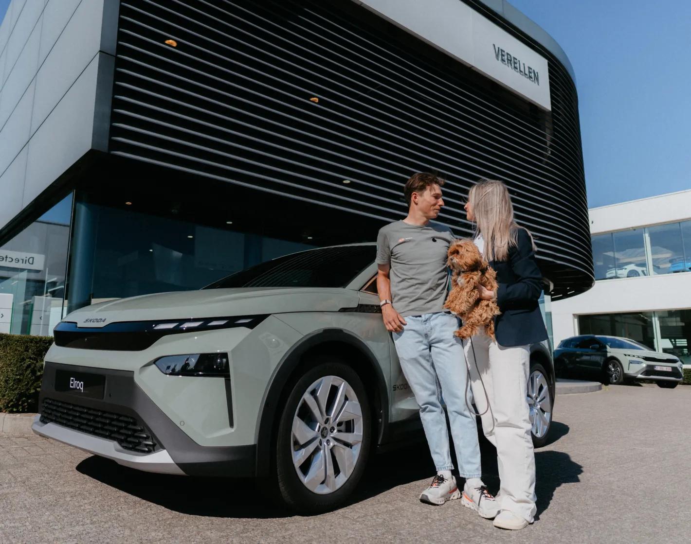 Jasper Philipsen met nieuwe Škoda Elroq samen met Lulu en Melanie Peetermans