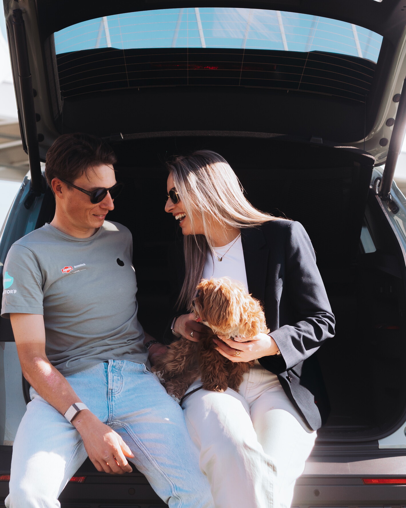 Jasper Philipsen met nieuwe Škoda Elroq samen met Lulu en Melanie Peetermans