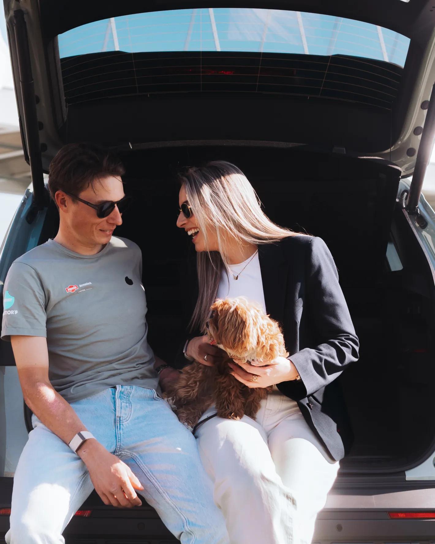 Jasper Philipsen met nieuwe Škoda Elroq samen met Lulu en Melanie Peetermans