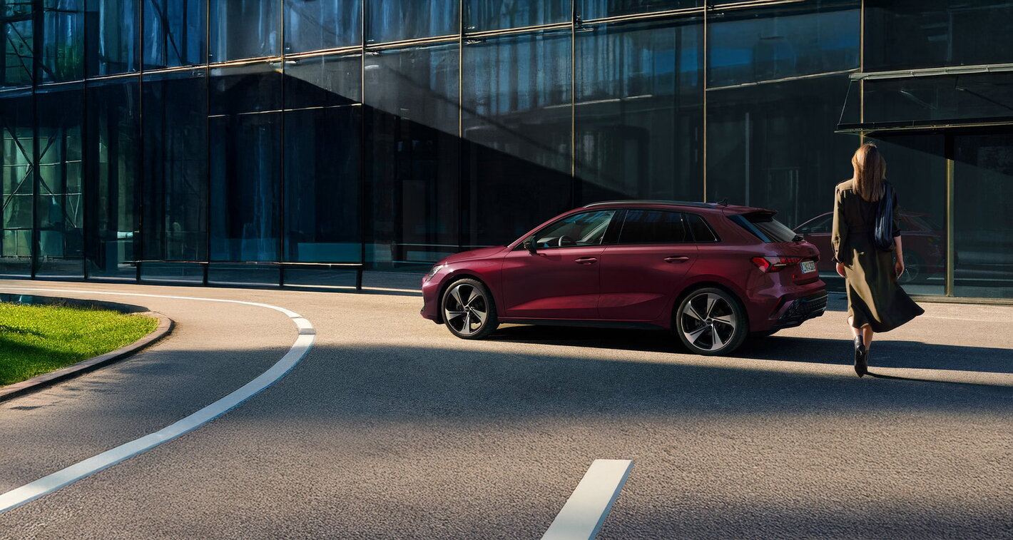 Audi A3 in het rood bij verellen geel